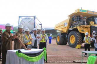 Bupati Makmur HAPK menekan tombol sirine yang menandakan dimulainya penggunaan DDF dengan LNG oleh PT Berau Coal