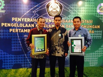 KTT PT Berau Coal Gatot Budi Kuncahyo (kiri) saat menerima penghargaan Aditama di bidang pengelolaan lingkungan, dan penghargaan Utama di bidang keselamatan pertambangan