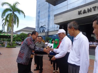 SUKSES: Singgih Widagdo (kiri) menerima penghargaan emas dari Gubernur Kaltim Awang Faroek Ishak (kedua kanan) didampingi Ketua DPRD Kaltim, Syahrun, kemarin